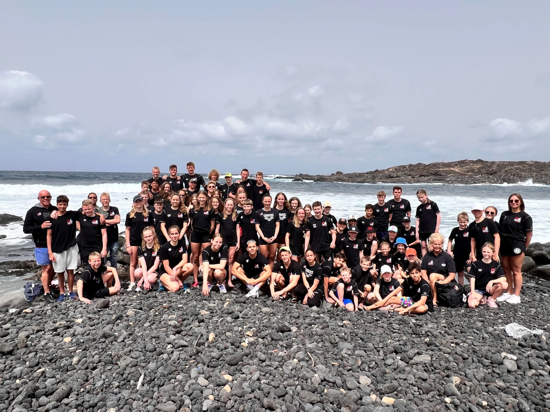 Die Schwimmerinnen und Schwimmer der Wasserfreunde Spandau 04 als Gruppe am Strand