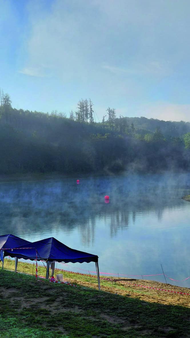 Morgennebel über der Aggertalsperre und dem mit Bojen markierten Rundkurs.