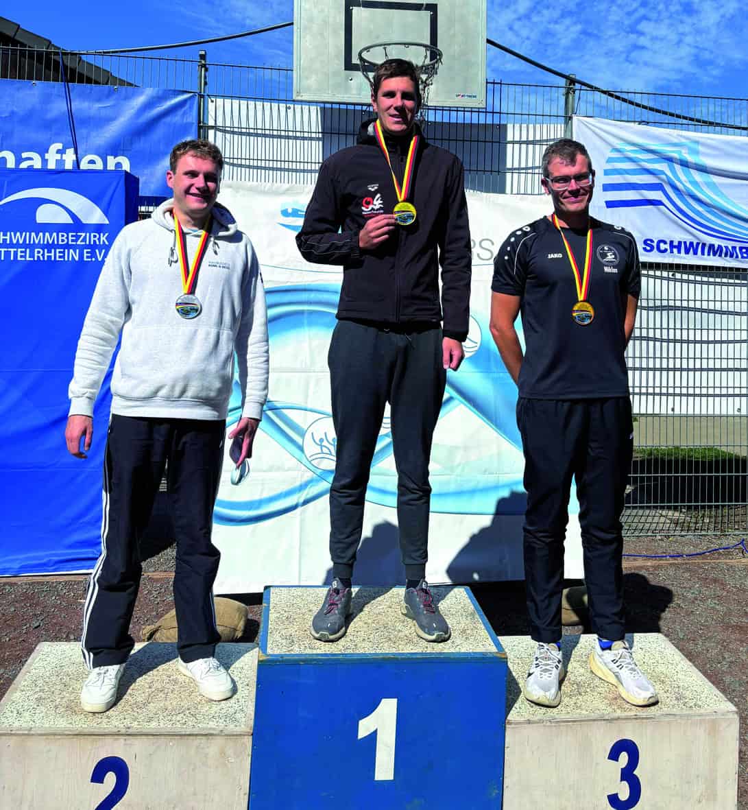 Björn Ludwig steht mit Goldmedaille auf dem ersten Platz des Siegerpodests.