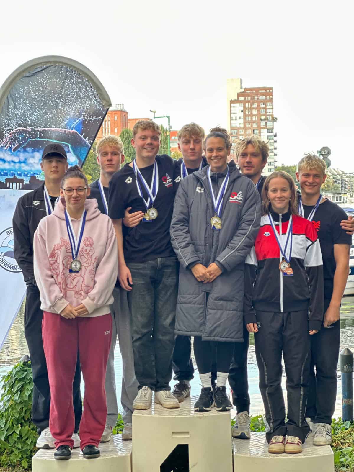Siegerehrung der Mixed-Staffeln: Gold und Bronze für Wasserfreunde Spandau 04.