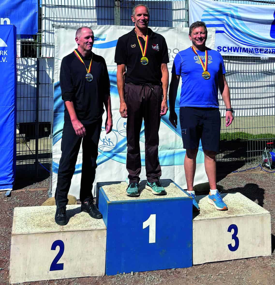 Oliver Kusch steht mit Goldmedaille auf dem ersten Platz des Siegerpodests.