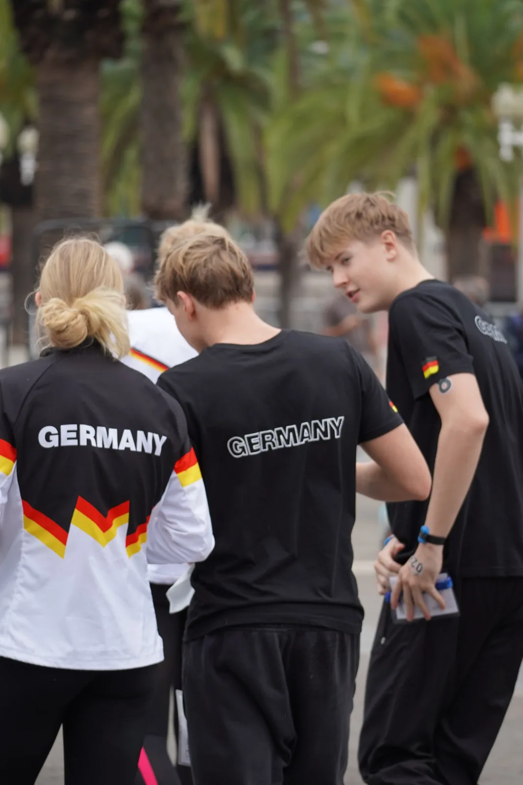 Mitglieder des deutschen Schwimmteams im Austausch vor dem Europacup in Barcelona