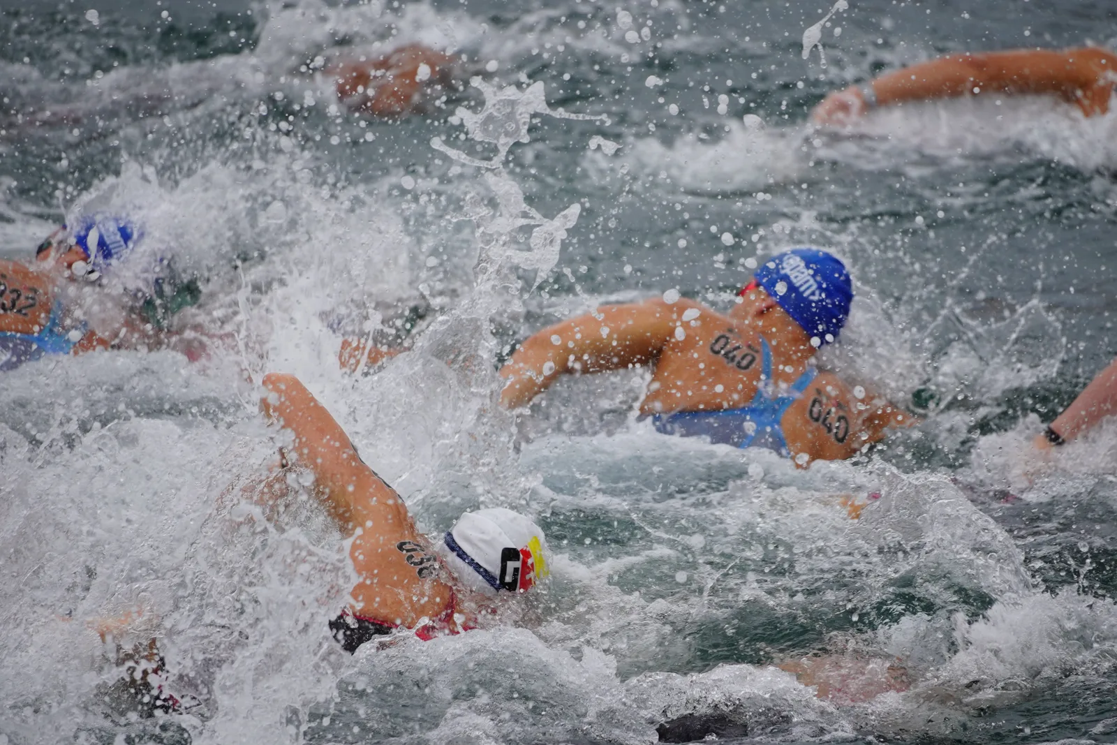Freiwasserschwimmer mit deutschen Badekappen im dichten Europacup-Feld in Barcelona