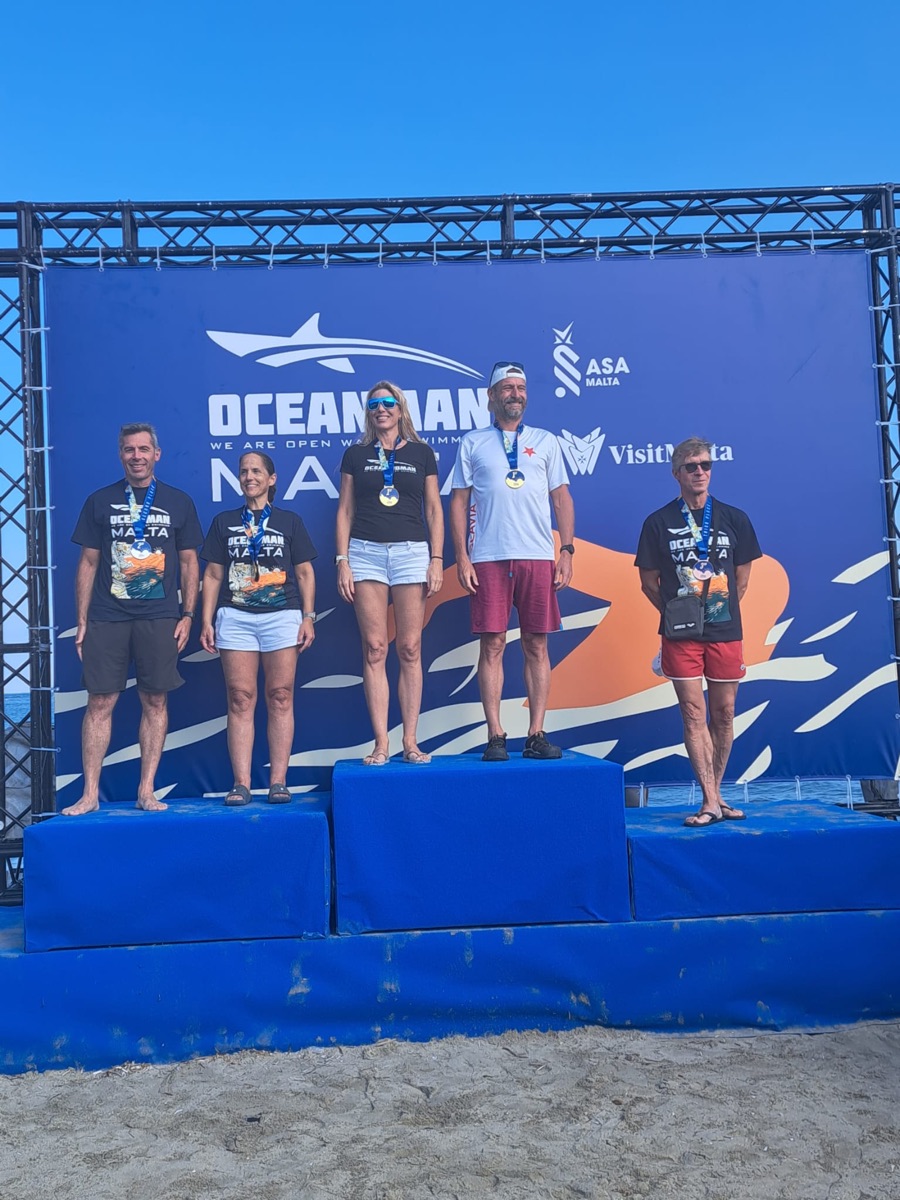 Carsten Bünger (rechts) bei der Siegerehrung seiner Altersklasse über 10 km beim Oceanman Malta.