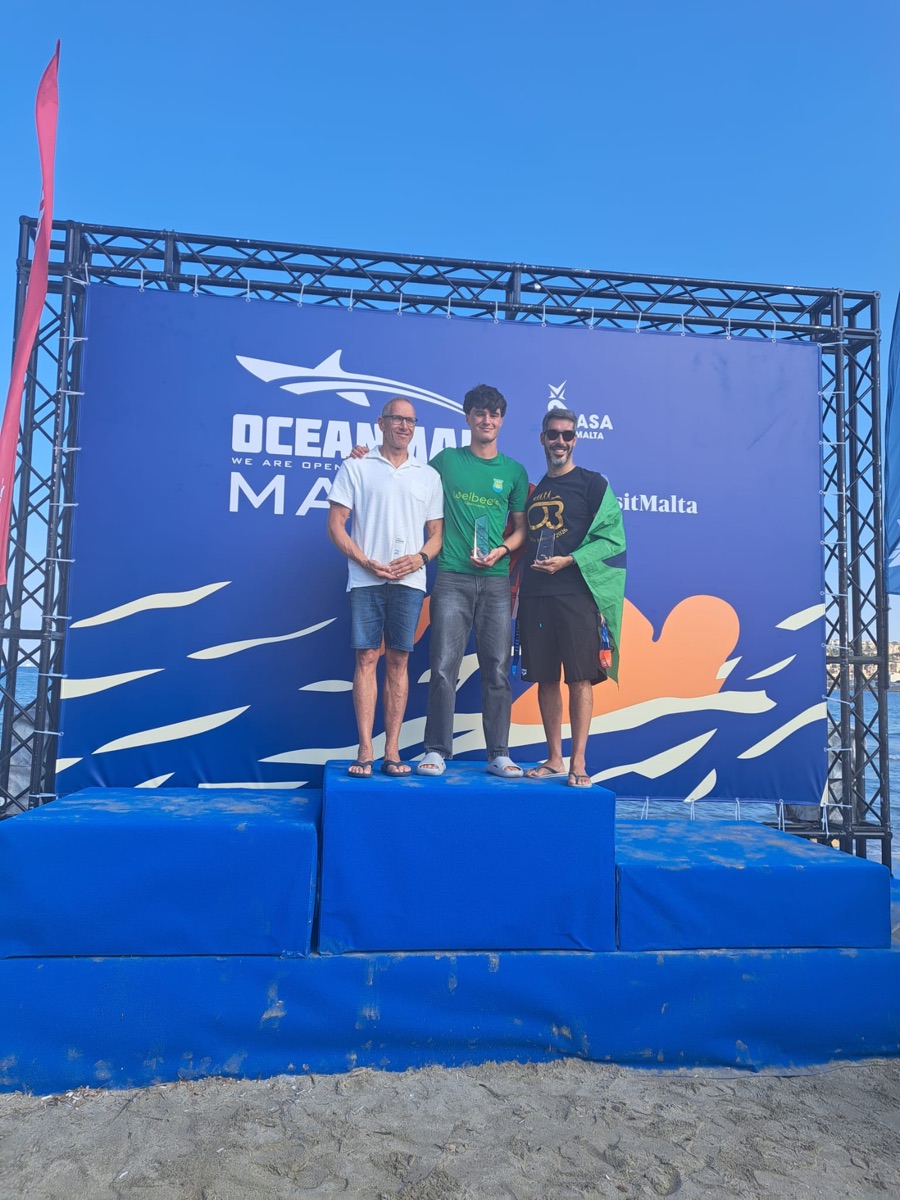 Oliver Kusch (links) mit den beiden anderen Platzierten bei der Siegerehrung über 5 km beim Oceanman Malta.